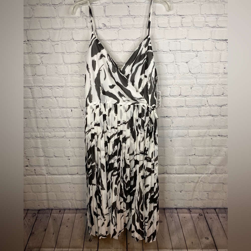 Nine West Summer Breeze dress size large. NWTO fantastic fabric for travel